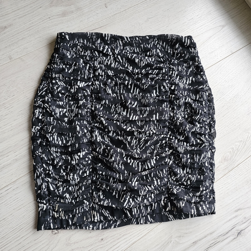 Dynamite black and cream ruched/pleated patterned skirt